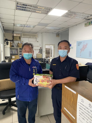 　莒光鄉代會致贈水果禮盒，主席林宏豫代表感謝防疫期間各單位辛勞。（圖／文：蔡夢玲）