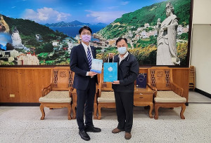 連江地檢署新任檢察長黃元冠(左)24日拜會縣府,縣長劉增應致贈縣府出版品《潮向馬祖》一書。(圖:馬祖日報)