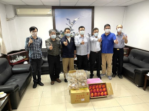 副縣長王忠銘前往海、岸巡單位致贈粽子及水果,感謝海、岸巡同仁辛勞及付出。(圖:產發處)