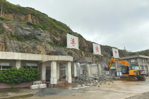 東引中柱港海軍基地部分營舍進行拆除重建,改善國軍工作與居住環境。(圖/文:陳其敏)