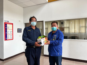 莒光鄉民代表會致贈醫警消第一線防疫人員水果禮盒,祝賀端午佳節愉快。(圖/文:宋幸儒)