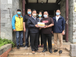 　府會首長等致贈端節慰問金及粽子送愛禮盒，另中央將免費發放低收入戶等快篩試劑，衛福局收到物資後將儘速配發。（圖／文：吳嘉榮）