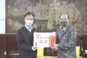 劉縣長頒贈慰問金,慰勉國軍辛勞。(圖:莊媛婷)