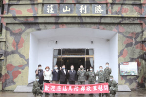 縣政府同仁與馬防部同仁合影留念。(圖:莊媛婷)