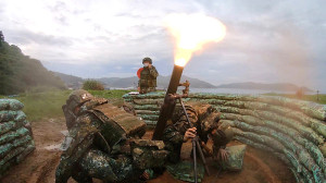 官兵實施迫砲實彈射擊,考驗團隊默契。(圖:鄭真)
