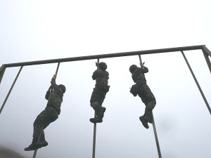 官兵操作爬竿。(圖:許瑞麟)