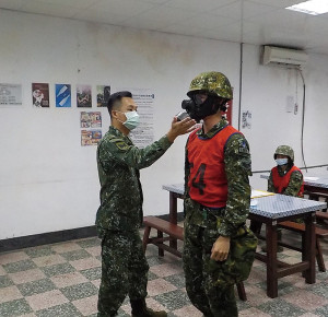 官兵佩戴完防毒面具由教官驗證是否密合。(圖:宋沛韻)