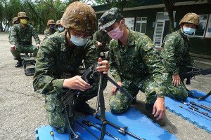 役男於服役期間習得武器專長。(圖:程婉琳)
