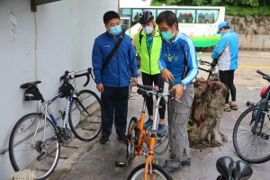　連江縣體育會自由車委員會辦理自行車保養維修服務活動，指導協助車友保養愛車。（圖／文：吳嘉榮）