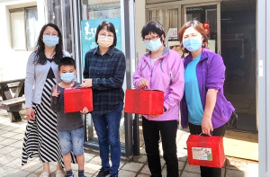 　中華民國唐氏症基金會董事長林正俠、議長張永江、鄉長林德建、鄉代會主席王維德共同贈送端節粽子禮盒給東引鄉弱勢族群，並祝賀佳節快樂。（圖／文：陳其敏）