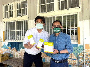 塘岐國小家長會長周瑞國副議長致贈50劑唾液快篩劑,校長陳功德代表接受。(圖:塘岐國小)
