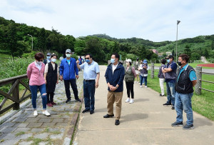 　連江縣議會第7屆第7次定期大會縣政考察，30日抵達首站東引鄉，走訪長照衛福據點多機能服務中心新建工程預定地等多處地方，並贈送端節加菜金給東引指揮部、海岸巡。（圖／文：陳其敏）