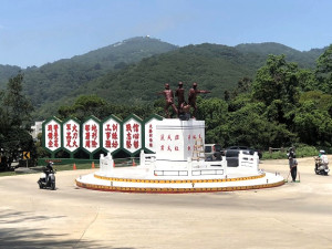新氣象,位於福澳村的「三槍堡」及「確保十大勝利保證」是相當顯眼的戰地精神意象,近日完成粉刷上漆工作,嶄新潔白,相當醒目。(圖/文:曹重偉)