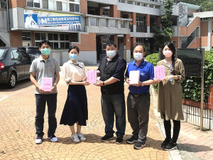 　畢業季即將來臨，南竿鄉長陳振國前往南竿3校致贈畢業生禮物，提前祝福大家畢業快樂。（圖／文：吳嘉榮）