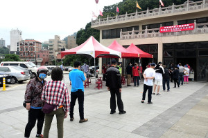 　因應鄉親需求，議員曹以標透過黃姓友人捐贈6萬劑快篩劑，免費給20歲以上鄉親每人50劑昨天正式發放。（圖／文：曹重偉）