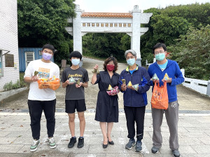 端午節將至,莒光鄉公所準備「毛巾平安粽」致贈敬恆國中小全校師生,祝福端午佳節愉快。(圖/文:宋幸儒)