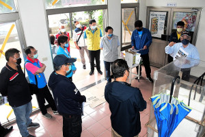 　連江縣議會31日繼續縣政考察議程，議長張永江、副議長周瑞國偕同議員們走訪水資源回收中心設備延壽、縣民樂活多功能體育館工程。（圖／文：曹重偉）