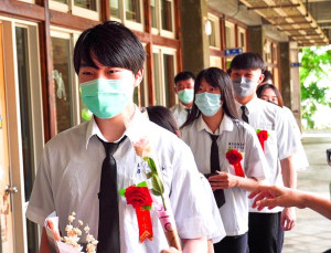 　馬祖高中111級畢業典禮6月1日舉行，畢業生在祝福聲中邁向人生新里程。（圖：馬祖高中）