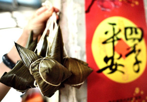 　東引島上，「裹粽」技藝逐漸式微，「華姐」包粽手藝算是年輕一代裡的佼佼者。（圖／文：陳其敏）