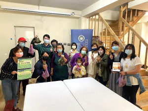 馬祖yaho!移民署連江縣服務站與新住民家庭舉辦「歡樂過粽夏」活動,邀請美食專家胡海棠講授馬祖鹼粽製作技巧。(圖:移民署連江縣服務站)