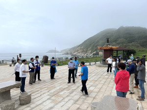 　連江縣議會在北竿鄉進行縣政考察議程，副縣長王忠銘率相關局處首長陪同說明。（圖／文：陳鵬雄）