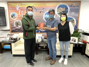 東引鄉長林德建、鄉代會主席王維德贈送端節加菜金、陳年高粱酒給東引地區指揮部及臺馬之星全體船員,表達感謝與祝賀。(圖:東引鄉公所)