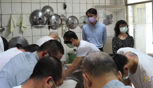 端午前夕,連江地檢署檢察長黃元冠偕同相關赴連江分監關懷收容人致贈生活用品,由監長羅茂榮代表接受,並參觀收容人手工製作麵條。(圖:連江地檢署)