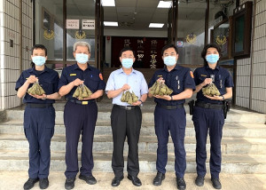 馬祖治安尖兵最「粽」要,縣警局結合相關資源為同仁準備臺灣粽及馬祖地區特色甜粽,由局長郭順德贈送,慰勉基層員警辛勞付出。(圖:連江縣警察局)