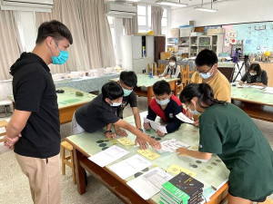 教育部和台灣師範大學合作,推動偏鄉暨弱勢中小學學生學力增能計畫(PASSION計畫),台師大團隊提供扎根課程,教導學生運用多種閱讀策略,掌握文本脈絡。(圖:教育部提供)
