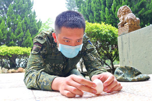 官兵於留守期間一同歡慶端午佳節。(圖:鄭真)