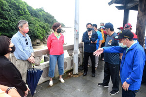 　議會定期大會縣政考察南竿鄉，議員們走訪工程建設，關心部分工程因受疫情及天候影響，進度微幅落後，期許盡快迎頭趕上、如期完工。（圖／文：曹重偉）