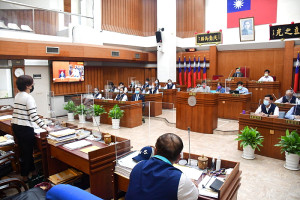　縣議會定期大會7日原議程為縣政總質詢，因2位議員無法參加，議員林惠萍提議變更議程，經出席議員討論後無異議通過。（圖／文：曹重偉）