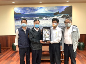 　縣長劉增應7日致贈地政局長曹爾元退休紀念品，感謝多年為縣政工作努力付出。（圖：馮紹夫）