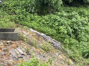 6月短時大雨,南竿勝利水庫上游1號攔砂壩(馬防部下方)雨水持續流注,水庫水位近期明顯上升。(圖:馬祖日報)