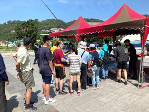 跟蹤騷擾防制法6月1日上路,縣警局5日搭上營造工業同業公會健行活動列車,設立宣導攤位,讓民眾快速掌握跟騷法的內容重點。(圖:連江縣警察局)