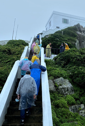 　即使在疫情、梅雨季的影響下，現在每天還是有近200名遊客踏上東引，漫步欣賞島嶼風光。（圖／文：陳其敏）