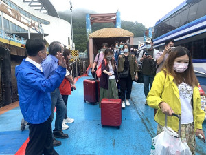 　南北之星2號10日緊急疏運，與上午臺馬之星，分別搭載296人，186人返台，解決地區因霧滯留旅客問題。（圖／文：馮紹夫）