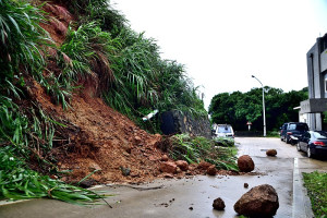 　連日大雨，東引多處路段發生土石崩落，鄉公所籲請軍民避開易坍路段，以維安全。（圖／文：陳其敏）