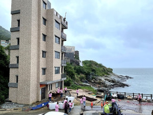 　橋仔「隨心所寓」5層電梯民宅11日落成入厝，家族成員歡喜搬新家。（圖／文：陳鵬雄）