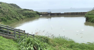 連日暴雨,東莒福正水庫上下壩也已達滿水位,雨量十分可觀。(圖/文:蔡夢玲)