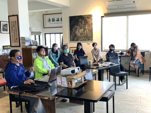 　國立新竹生活美學館111年走讀臺灣活動「島嶼啊，島語」，馬祖首場「我是馬祖儂」11日在刺鳥書店舉行，楊綏生帶領賞析《八千歲亮島人》。（圖／文：馮紹夫）
