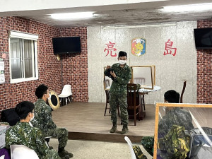 授課教官講解裝備諸元及特性。(圖:張閔翔)