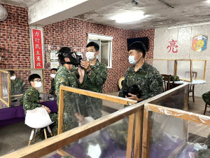 官兵藉由實際操作,熟稔裝備性能。(圖:張閔翔)