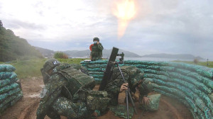官兵實施迫砲實彈射擊。(圖:鄭真)