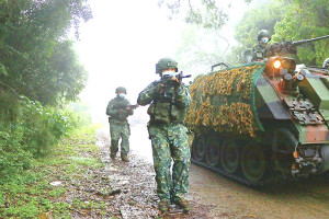 官兵前往戰術位置實施戰場搜索。 (圖:程婉琳)