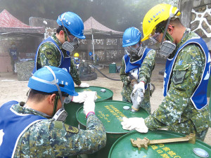 官兵實施灌油操作測驗。(圖:林政宇)