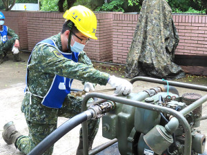 官兵實施油料罐裝機操作測驗。(圖:林政宇)