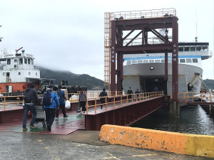 　臺馬之星及南北之星12日上午疏運旅客，府會首長特別前往福澳碼頭關心作業情形。（圖／文：吳嘉榮）
