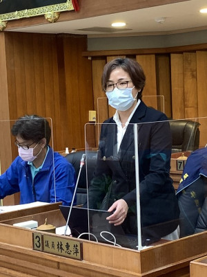 議員林惠萍進行總質詢。(圖/文:馮紹夫)