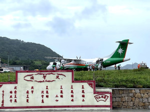 　北竿機場連續關場長達5天，14日下午終於開場看到飛機降落。（圖／文：陳鵬雄）